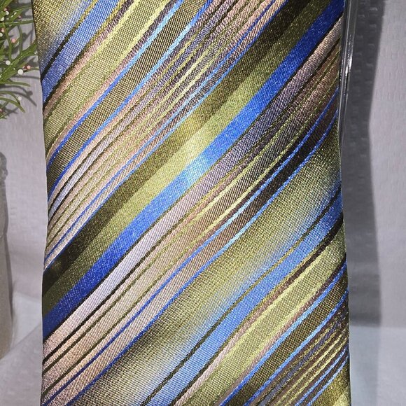 VAN HEUSEN SILK TIE STAIN RESISTANT DIAGONAL STRIPES IN GREEN BLUE TAN EUC - Picture 3 of 7